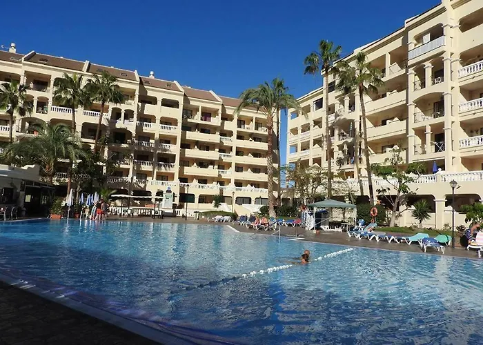 Castle Harbour מלון דירות 2*