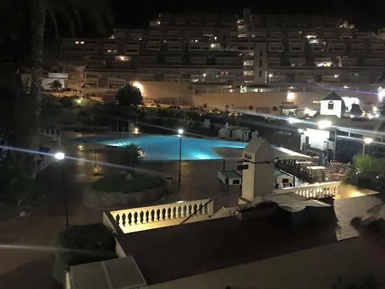 מלון דירות Castle Harbour 2*