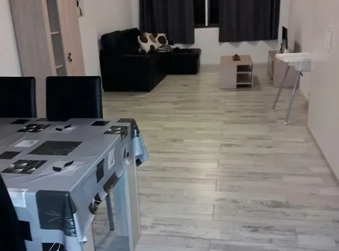 מלון דירות Castle Harbour 2*